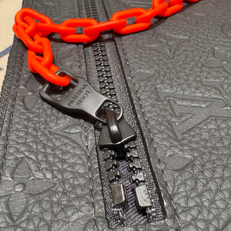 【限量收藏、時尚焦點】Louis Vuitton Virgil Abloh 黑色壓紋手拿包|紅色鏈帶設計|男士潮流單品|精品等級質感手包-2