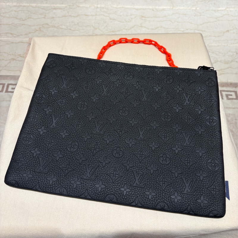 【限量收藏、時尚焦點】Louis Vuitton Virgil Abloh 黑色壓紋手拿包|紅色鏈帶設計|男士潮流單品|精品等級質感手包-5