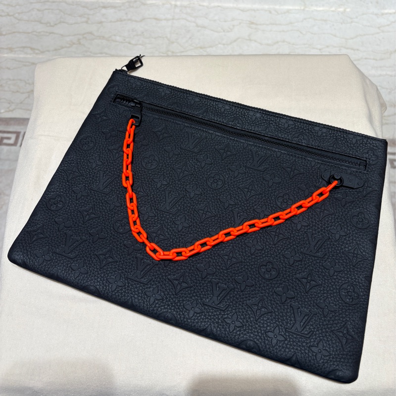 【限量收藏、時尚焦點】Louis Vuitton Virgil Abloh 黑色壓紋手拿包|紅色鏈帶設計|男士潮流單品|精品等級質感手包-6