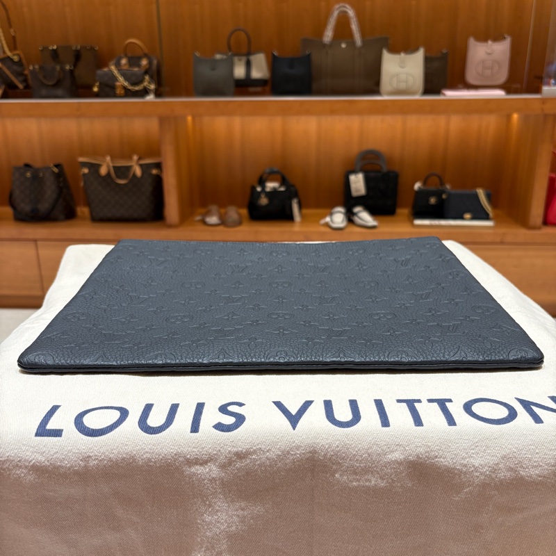 【限量收藏、時尚焦點】Louis Vuitton Virgil Abloh 黑色壓紋手拿包|紅色鏈帶設計|男士潮流單品|精品等級質感手包-7