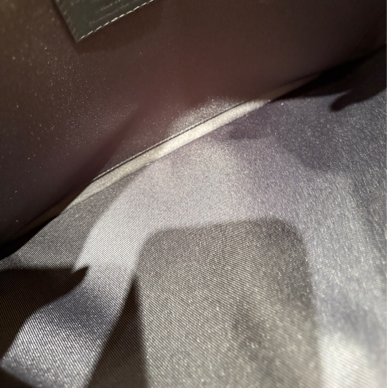 【限量收藏、時尚焦點】Louis Vuitton Virgil Abloh 黑色壓紋手拿包|紅色鏈帶設計|男士潮流單品|精品等級質感手包-8