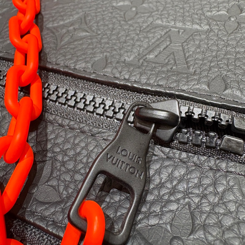 【限量收藏、時尚焦點】Louis Vuitton Virgil Abloh 黑色壓紋手拿包|紅色鏈帶設計|男士潮流單品|精品等級質感手包-11