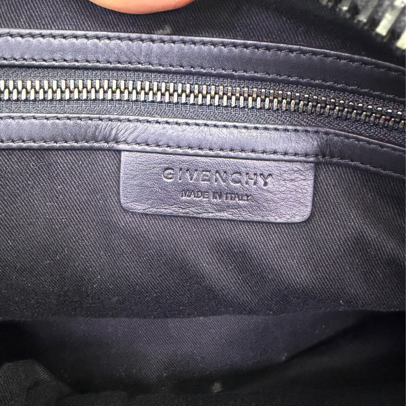 Givenchy, a black and red leather 'Antigona' handbag-6