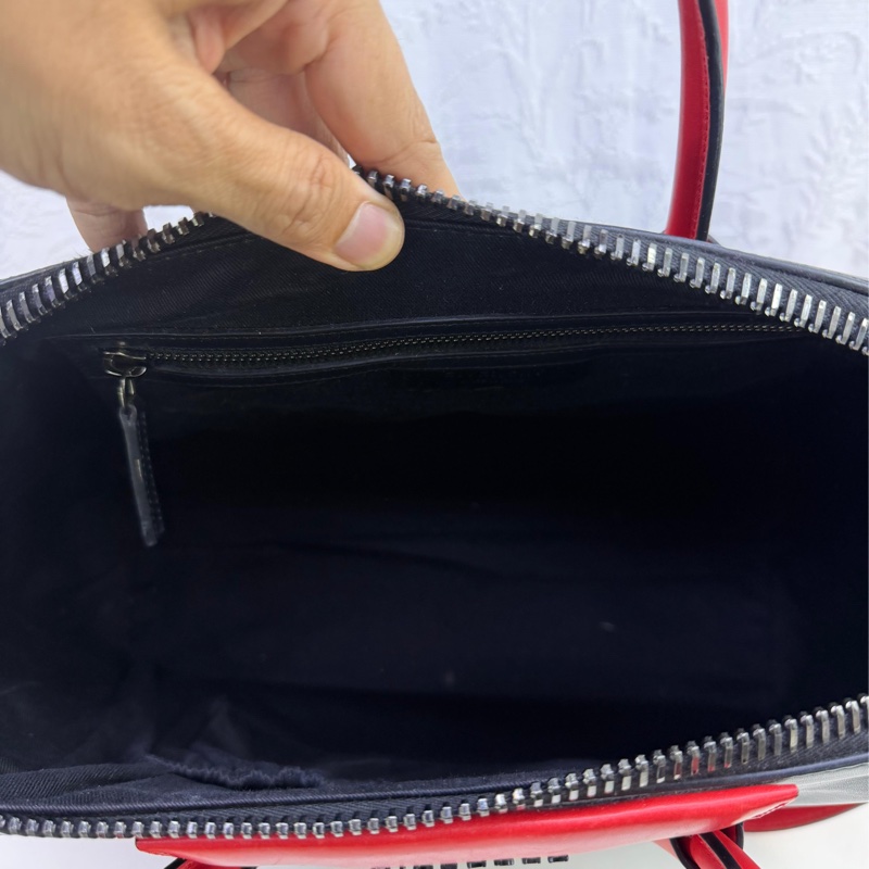 Givenchy, a black and red leather 'Antigona' handbag-9