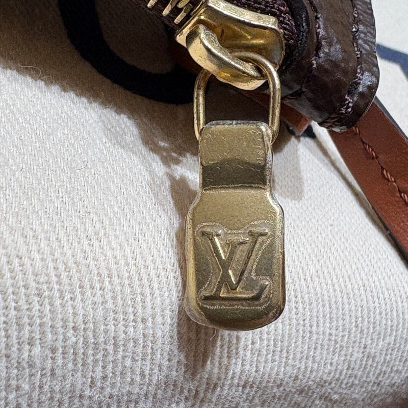 【穿搭必備 x 收藏潛力】Louis Vuitton Loop Hobo 半月鏈帶斜背包|附老花收納小包|大容量輕盈設計|稀有珍藏款-9