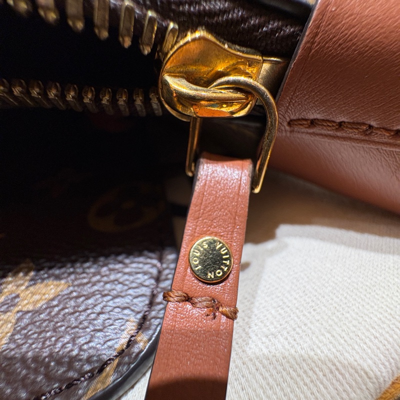 【穿搭必備 x 收藏潛力】Louis Vuitton Loop Hobo 半月鏈帶斜背包|附老花收納小包|大容量輕盈設計|稀有珍藏款-11