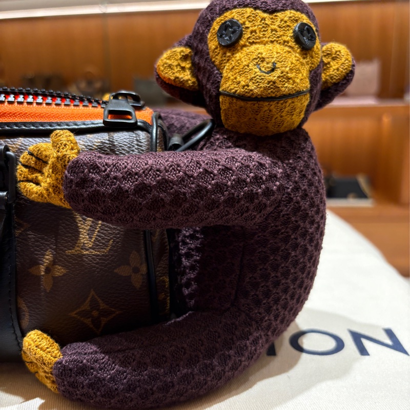 Louis Vuitton Zoom With Friend Nano Keepall 小猴斜肩包-4