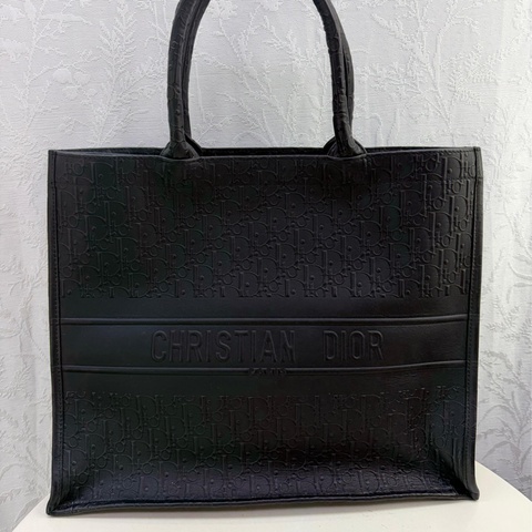 這是一個大型黑色Dior Book Tote，採用Dior Oblique 壓花小牛皮製成。