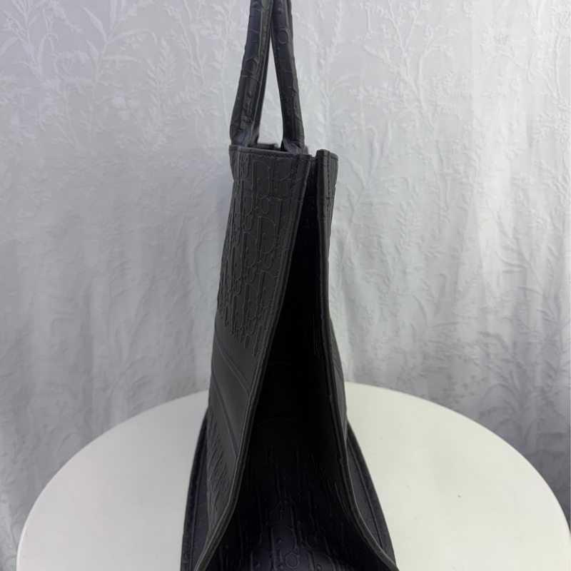 這是一個大型黑色Dior Book Tote,採用Dior Oblique 壓花小牛皮製成。-1