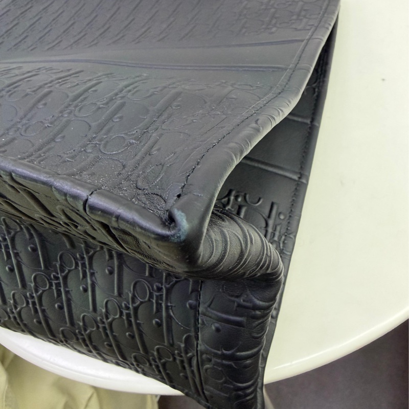 這是一個大型黑色Dior Book Tote,採用Dior Oblique 壓花小牛皮製成。-2