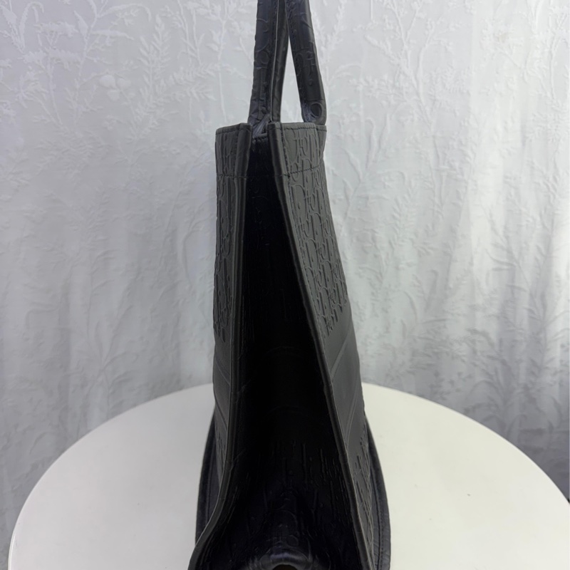 這是一個大型黑色Dior Book Tote,採用Dior Oblique 壓花小牛皮製成。-4