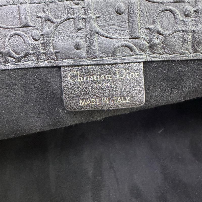 這是一個大型黑色Dior Book Tote,採用Dior Oblique 壓花小牛皮製成。-7