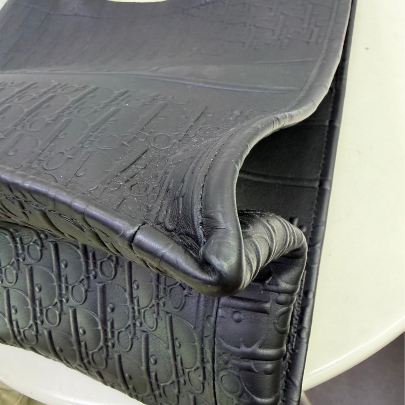 這是一個大型黑色Dior Book Tote,採用Dior Oblique 壓花小牛皮製成。-8