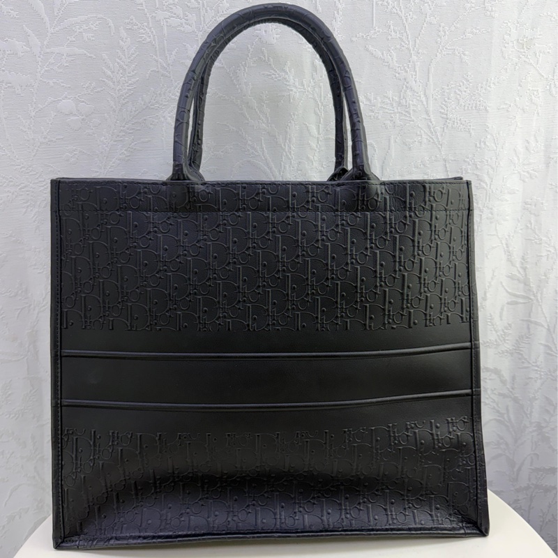 這是一個大型黑色Dior Book Tote,採用Dior Oblique 壓花小牛皮製成。-9