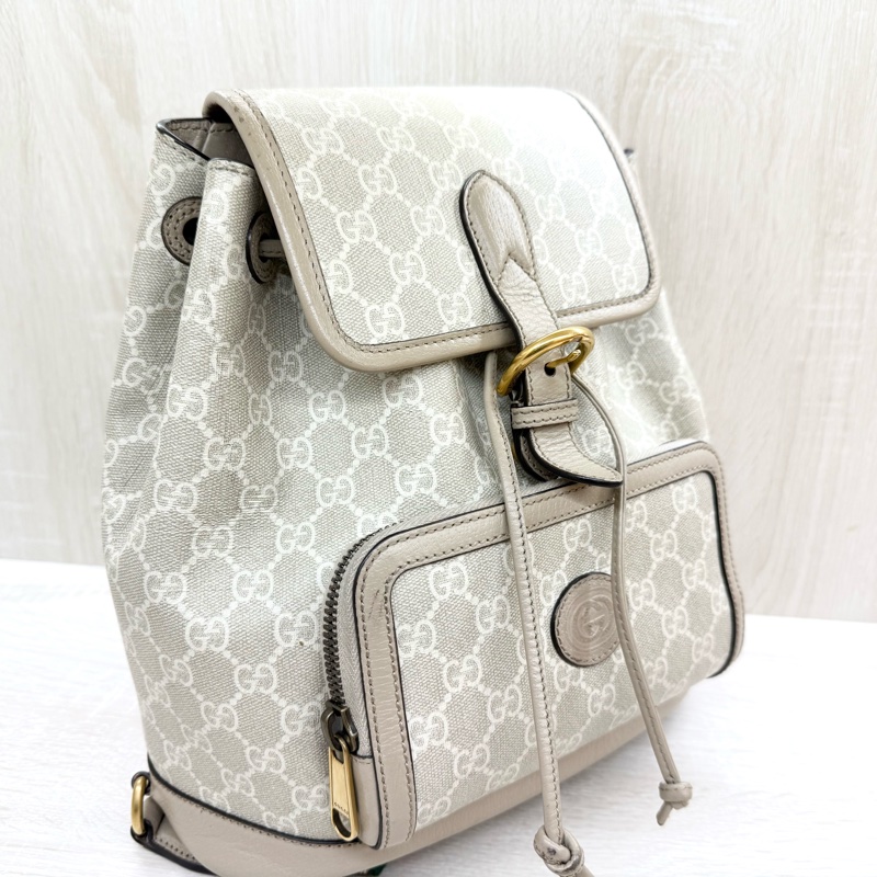 GUCCI燕麥老花Retro綠紅綠背帶下蓋磁吸束口後背包674147-4