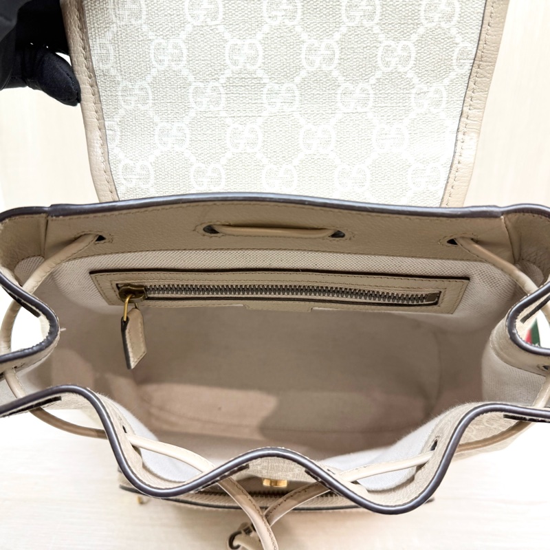 GUCCI燕麥老花Retro綠紅綠背帶下蓋磁吸束口後背包674147-7