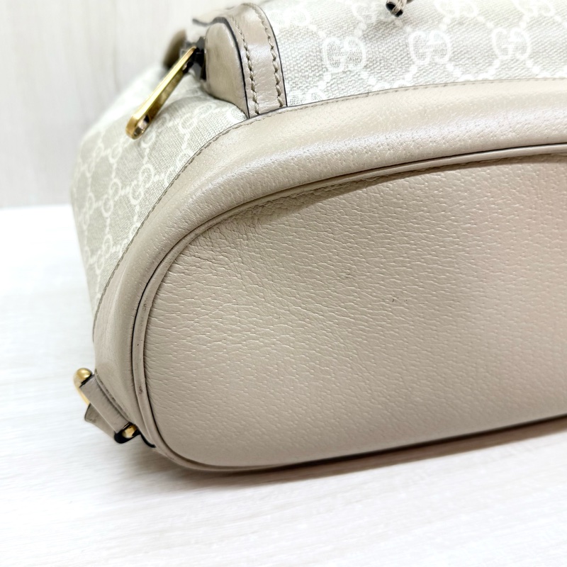 GUCCI燕麥老花Retro綠紅綠背帶下蓋磁吸束口後背包674147-11