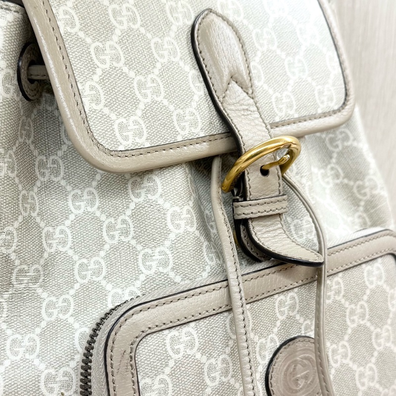 GUCCI燕麥老花Retro綠紅綠背帶下蓋磁吸束口後背包674147-13