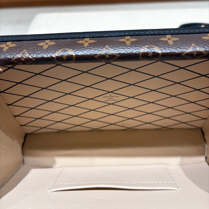 【經典珍藏級小硬箱】LV Petite Malle Monogram 老花金扣硬盒包|經典黑邊小硬箱|三用可調背帶|台中市北區現貨-4