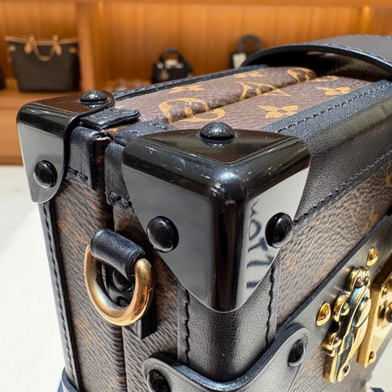 【經典珍藏級小硬箱】LV Petite Malle Monogram 老花金扣硬盒包|經典黑邊小硬箱|三用可調背帶|台中市北區現貨-7