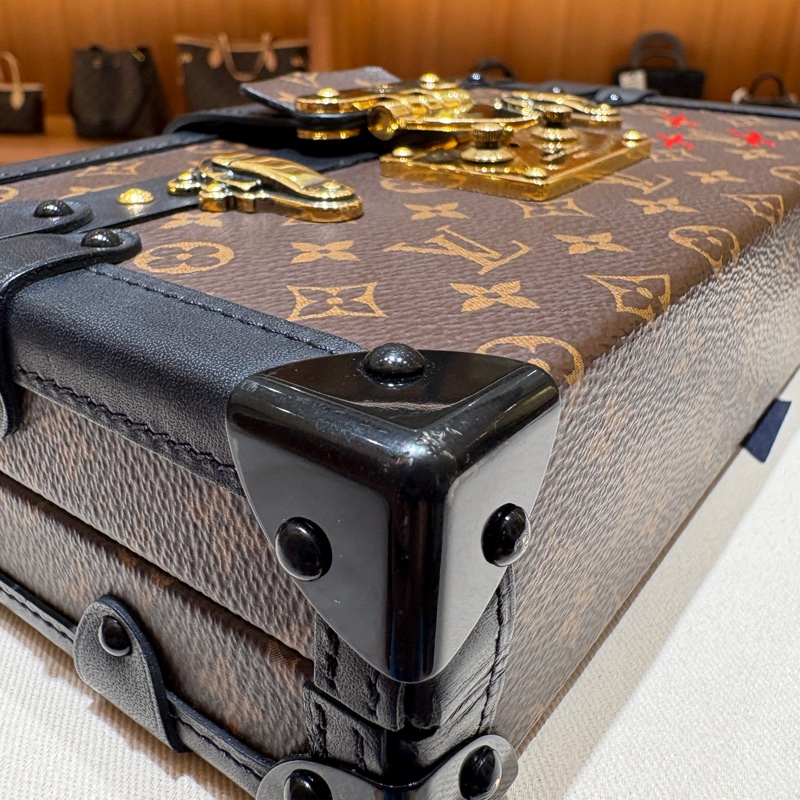 【經典珍藏級小硬箱】LV Petite Malle Monogram 老花金扣硬盒包|經典黑邊小硬箱|三用可調背帶|台中市北區現貨-8