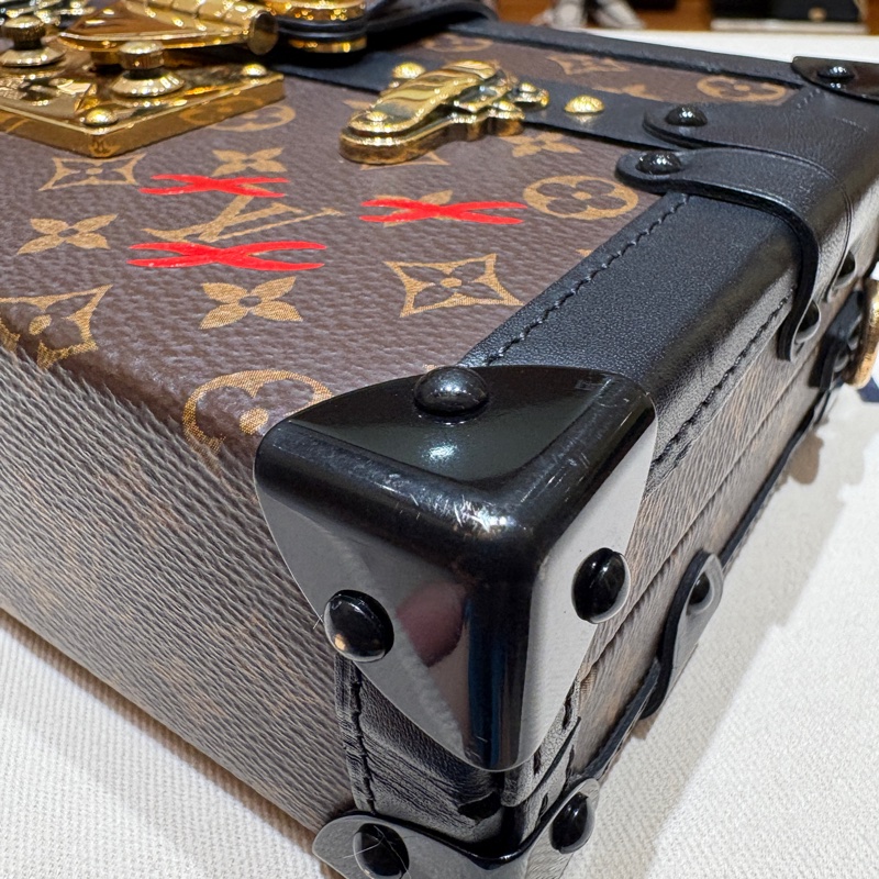 【經典珍藏級小硬箱】LV Petite Malle Monogram 老花金扣硬盒包|經典黑邊小硬箱|三用可調背帶|台中市北區現貨-9