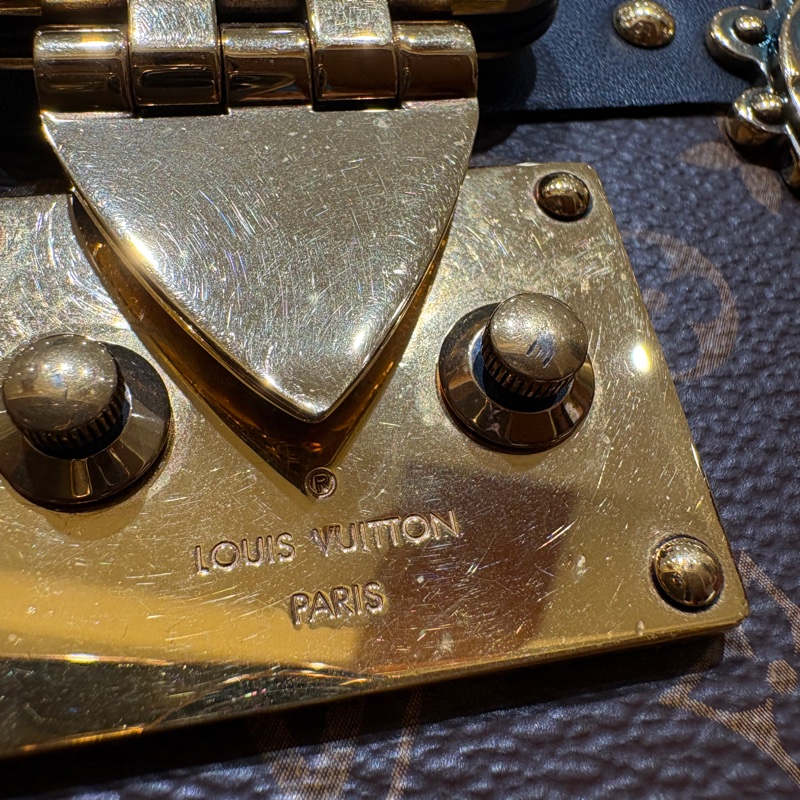 【經典珍藏級小硬箱】LV Petite Malle Monogram 老花金扣硬盒包|經典黑邊小硬箱|三用可調背帶|台中市北區現貨-12