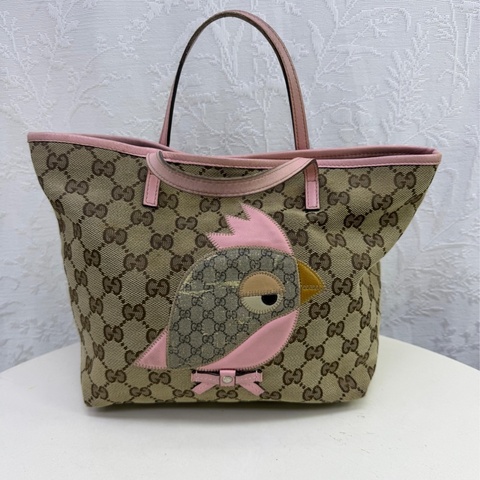 這是一個Gucci Zoo Bird 帆布托特包。