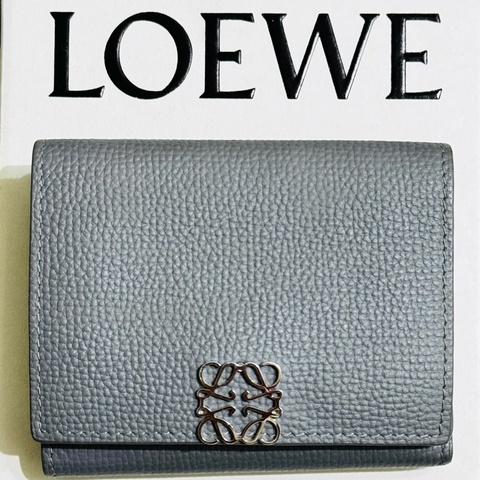 『LOEWE羅威』鵝卵石紋小牛皮 Anagram 三摺錢包