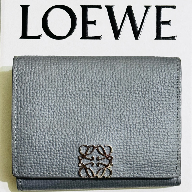 『LOEWE羅威』鵝卵石紋小牛皮 Anagram 三摺錢包-0