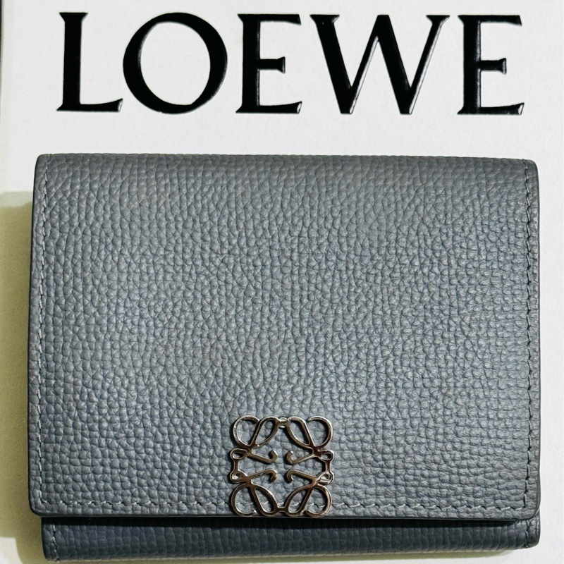 『LOEWE羅威』鵝卵石紋小牛皮 Anagram 三摺錢包-1