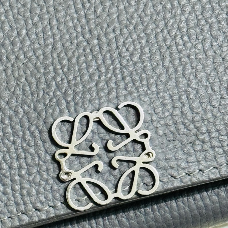 『LOEWE羅威』鵝卵石紋小牛皮 Anagram 三摺錢包-2