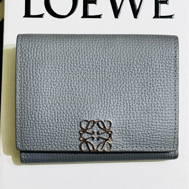 『LOEWE羅威』鵝卵石紋小牛皮 Anagram 三摺錢包-4