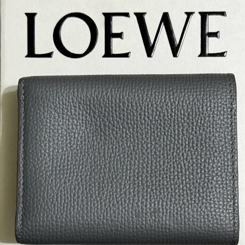 『LOEWE羅威』鵝卵石紋小牛皮 Anagram 三摺錢包-6