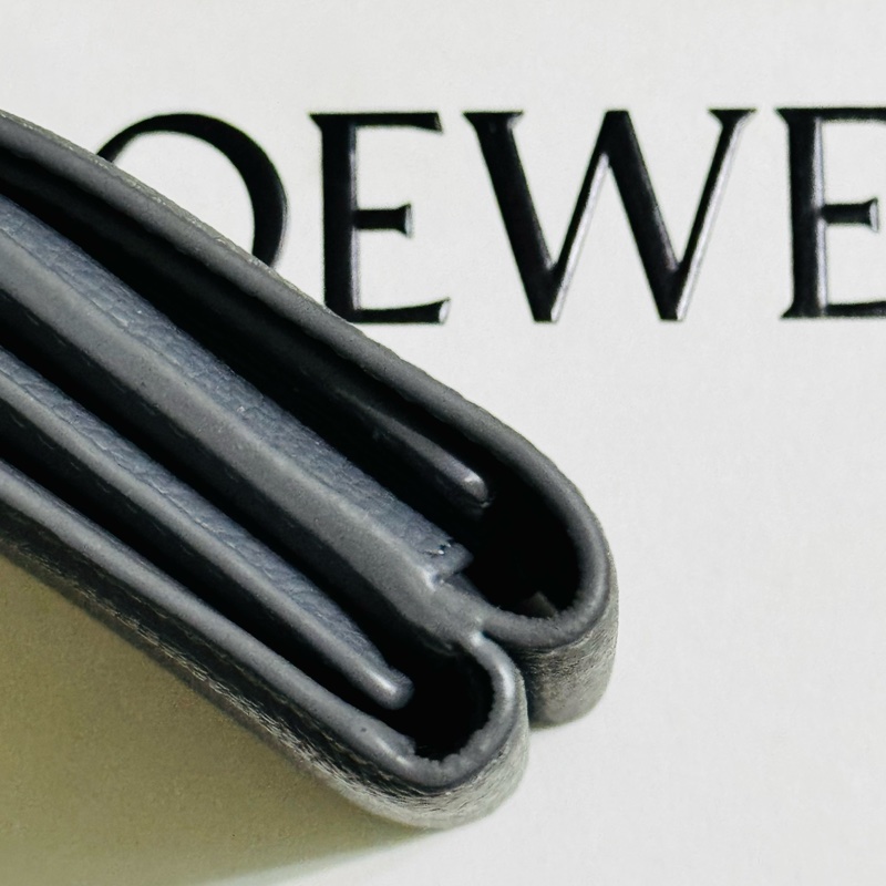 『LOEWE羅威』鵝卵石紋小牛皮 Anagram 三摺錢包-9