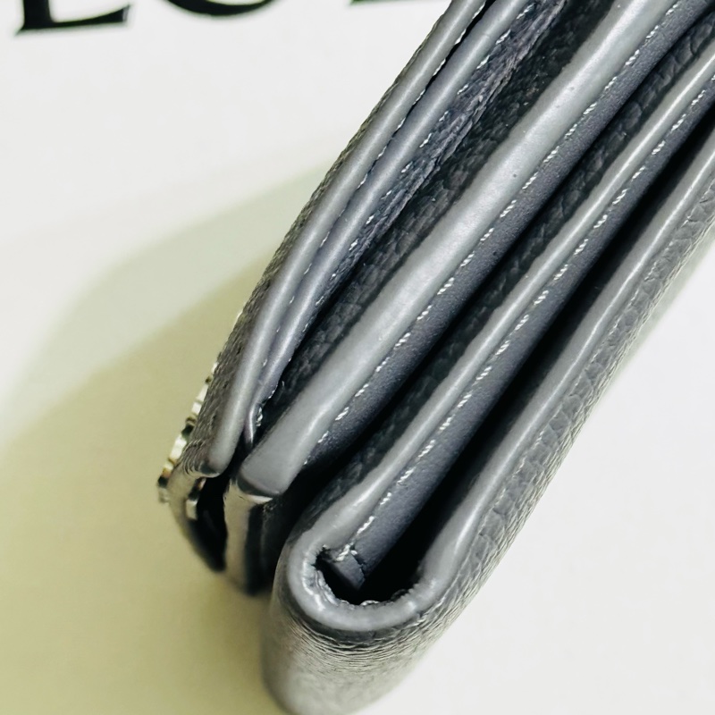 『LOEWE羅威』鵝卵石紋小牛皮 Anagram 三摺錢包-10
