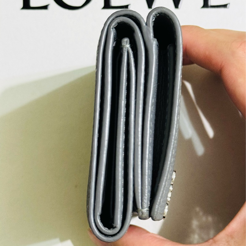 『LOEWE羅威』鵝卵石紋小牛皮 Anagram 三摺錢包-11