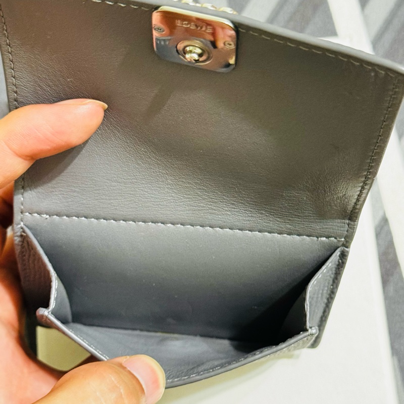 『LOEWE羅威』鵝卵石紋小牛皮 Anagram 三摺錢包-12