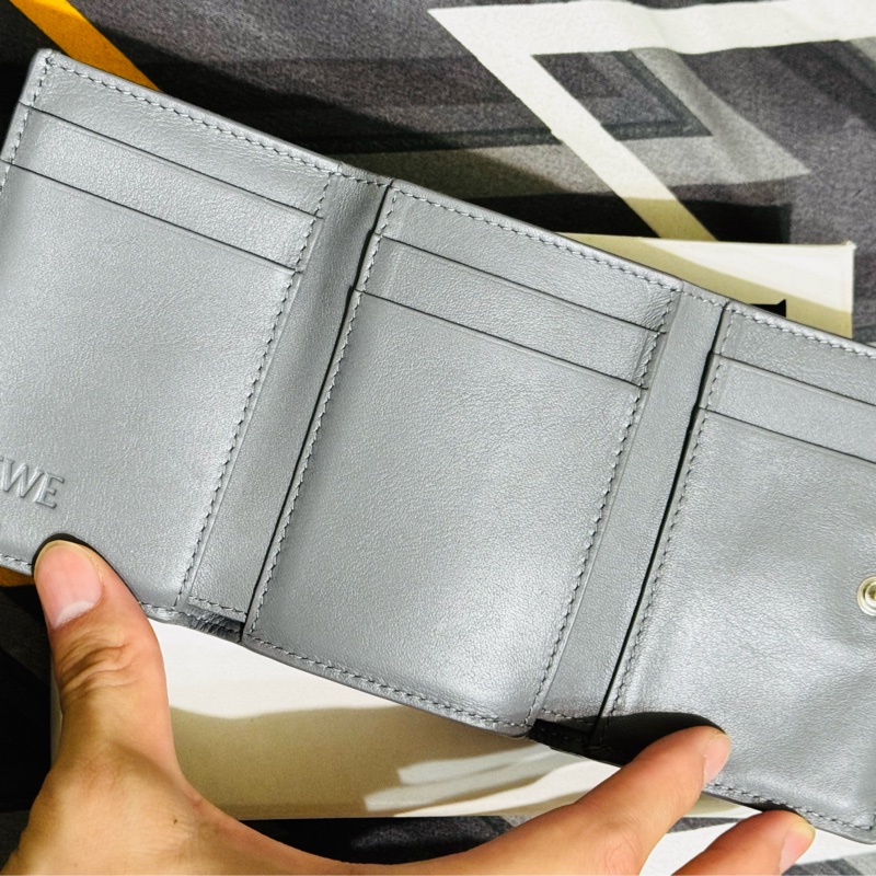 『LOEWE羅威』鵝卵石紋小牛皮 Anagram 三摺錢包-15
