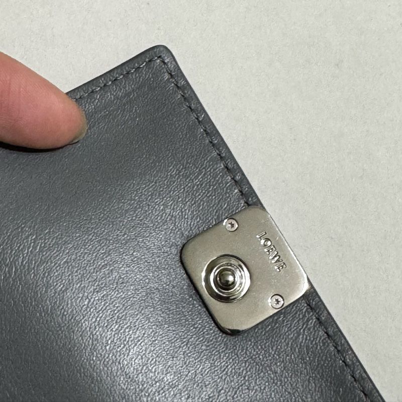 『LOEWE羅威』鵝卵石紋小牛皮 Anagram 三摺錢包-17