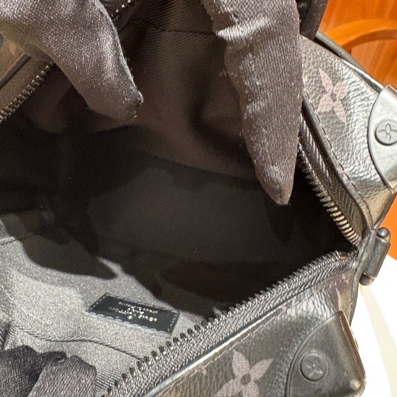 【稀有限量黑魂盒包】Louis Vuitton Soft Trunk Mini 黑色壓紋老花｜斜背/肩背兩用｜韓國購入附收據｜台中市北區現貨-2