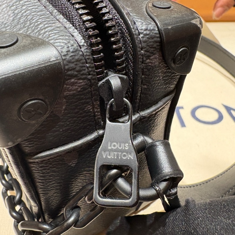 【稀有限量黑魂盒包】Louis Vuitton Soft Trunk Mini 黑色壓紋老花｜斜背/肩背兩用｜韓國購入附收據｜台中市北區現貨-3