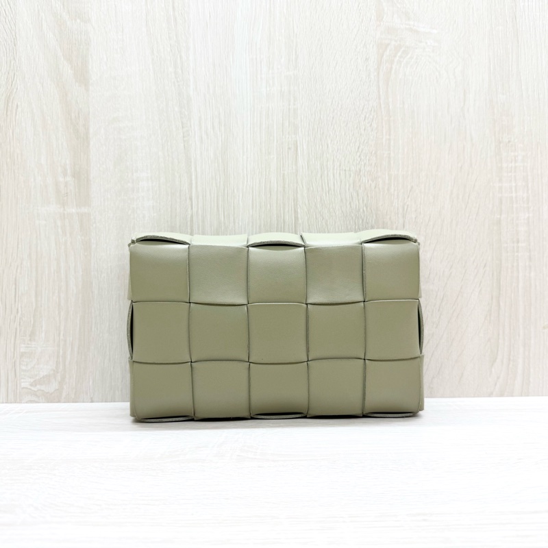 BV洞石綠小羊皮CASSETTE大格編織側背包578004-1