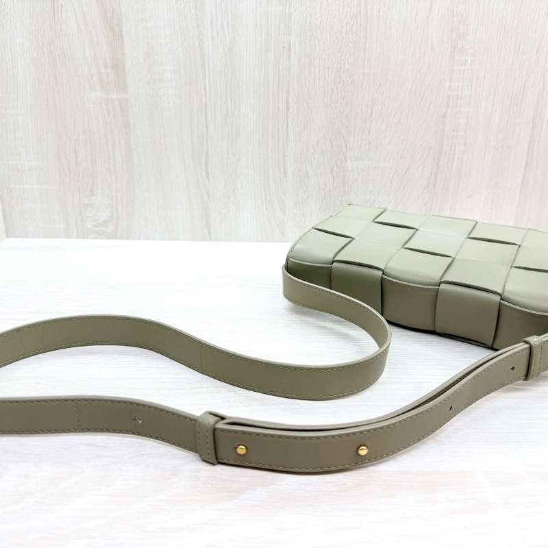 BV洞石綠小羊皮CASSETTE大格編織側背包578004-7