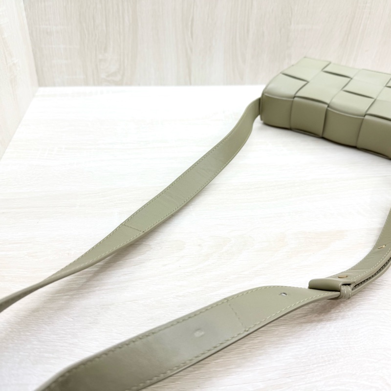 BV洞石綠小羊皮CASSETTE大格編織側背包578004-11