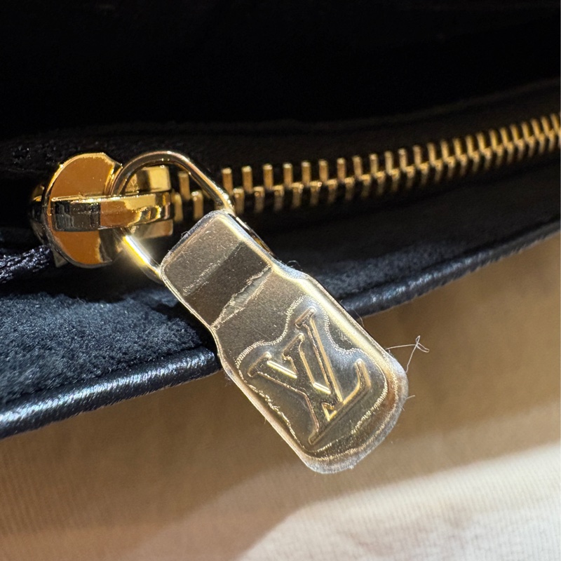 【鏈條背法百變實搭】Louis Vuitton Ivy WOC 法棍鏈包 黑色壓紋牛皮|斜背/肩背/手拿三用|台中市北區現貨-10