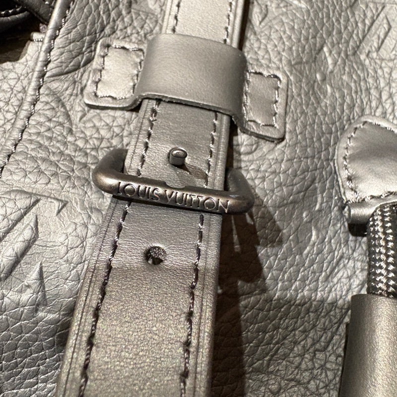 Louis Vuitton Christopher PM 黑色壓紋牛皮後背包-10