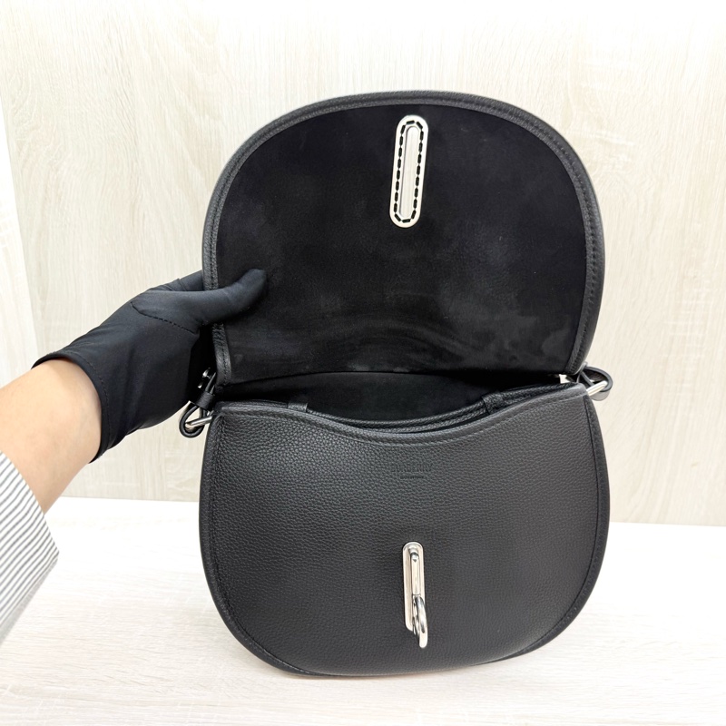 Burberry黑銀牛皮Rocking hores-6