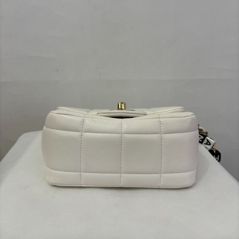 CHANEL白色方框車線方胖子-4