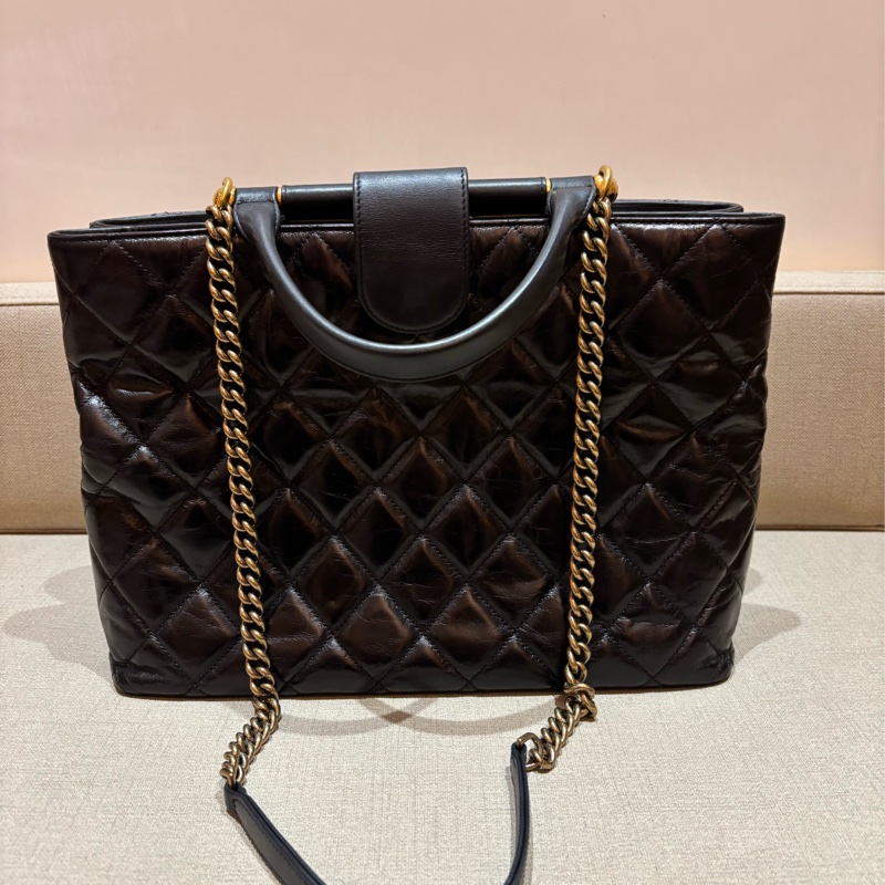 香奈兒菱格紋亮面小牛皮金條購物手提包-2